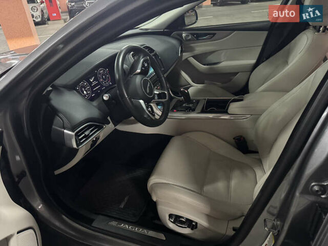 Серый Ягуар XE, объемом двигателя 2 л и пробегом 85 тыс. км за 21300 $, фото 11 на Automoto.ua