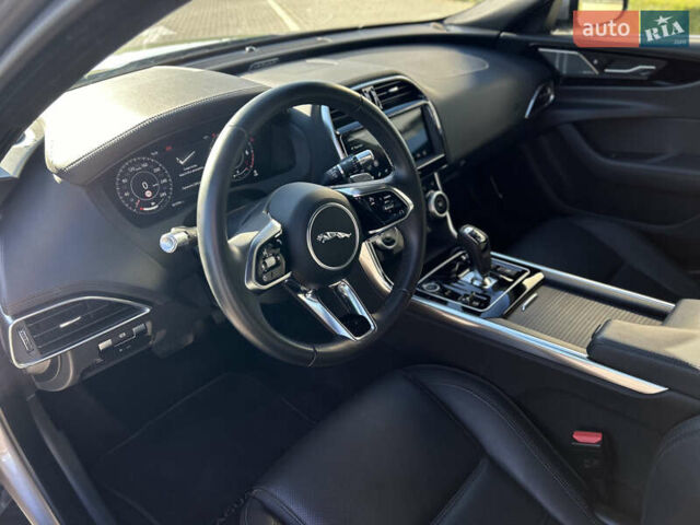 Серый Ягуар XE, объемом двигателя 2 л и пробегом 23 тыс. км за 28700 $, фото 9 на Automoto.ua