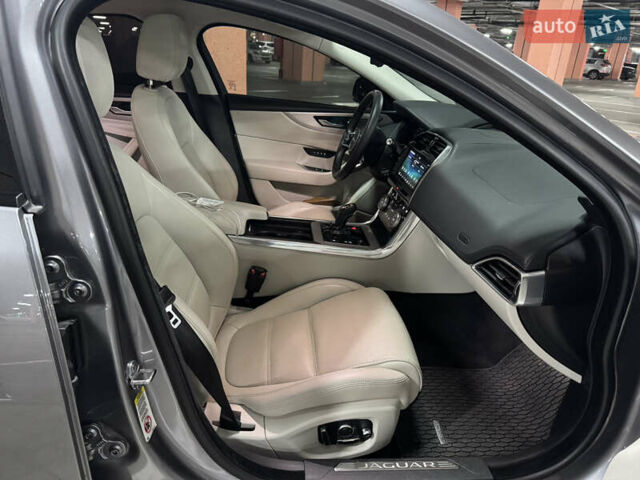 Серый Ягуар XE, объемом двигателя 2 л и пробегом 85 тыс. км за 21300 $, фото 15 на Automoto.ua