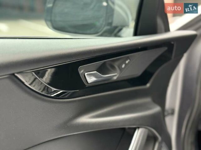 Серый Ягуар XE, объемом двигателя 2 л и пробегом 95 тыс. км за 21500 $, фото 18 на Automoto.ua