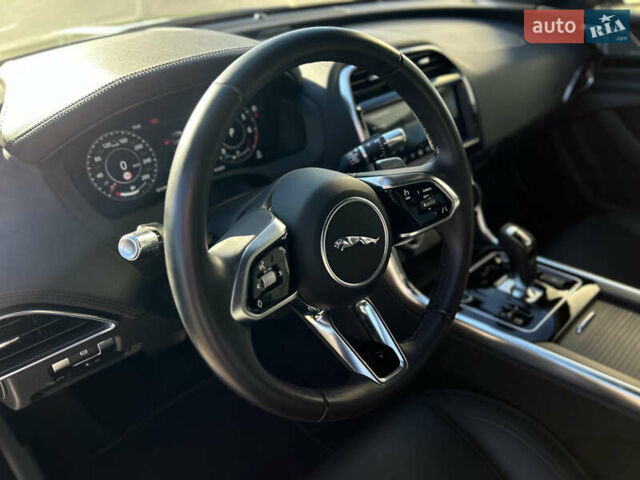 Серый Ягуар XE, объемом двигателя 2 л и пробегом 23 тыс. км за 28700 $, фото 10 на Automoto.ua