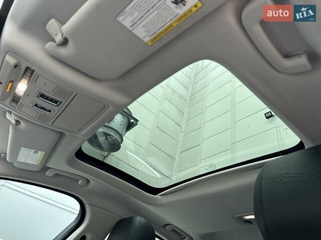 Серый Ягуар XE, объемом двигателя 2 л и пробегом 95 тыс. км за 21500 $, фото 35 на Automoto.ua