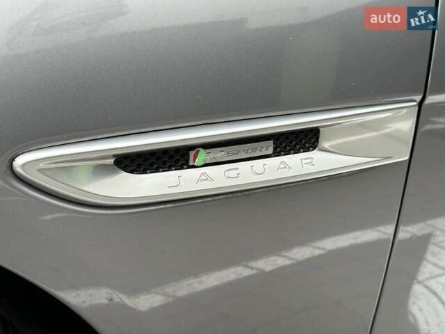 Серый Ягуар XE, объемом двигателя 2 л и пробегом 95 тыс. км за 21500 $, фото 4 на Automoto.ua