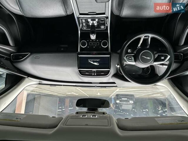 Серый Ягуар XE, объемом двигателя 2 л и пробегом 95 тыс. км за 21500 $, фото 24 на Automoto.ua