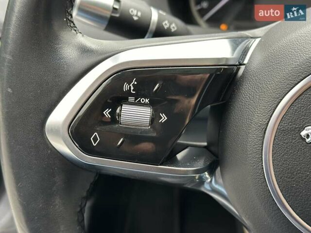 Серый Ягуар XE, объемом двигателя 2 л и пробегом 95 тыс. км за 21500 $, фото 26 на Automoto.ua