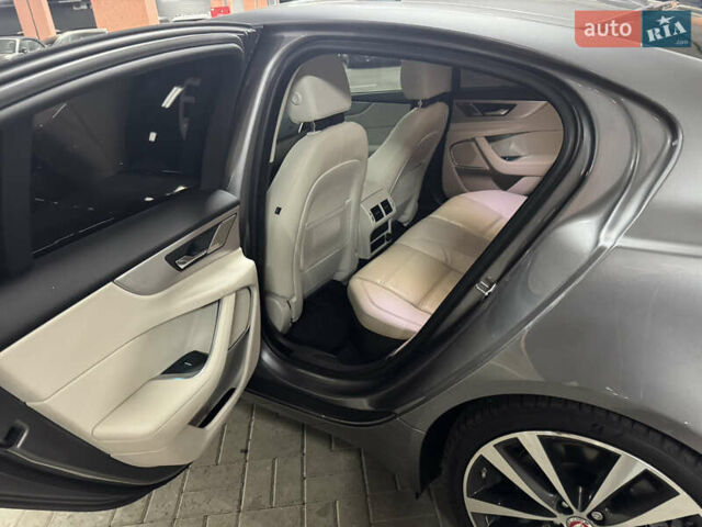 Серый Ягуар XE, объемом двигателя 2 л и пробегом 85 тыс. км за 21300 $, фото 10 на Automoto.ua