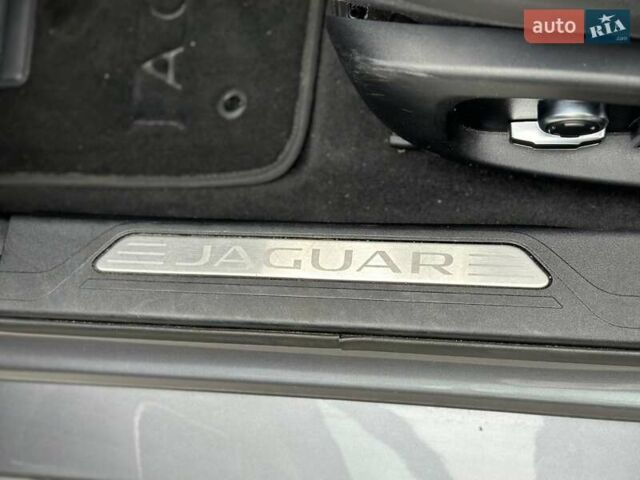 Серый Ягуар XE, объемом двигателя 2 л и пробегом 95 тыс. км за 21500 $, фото 22 на Automoto.ua