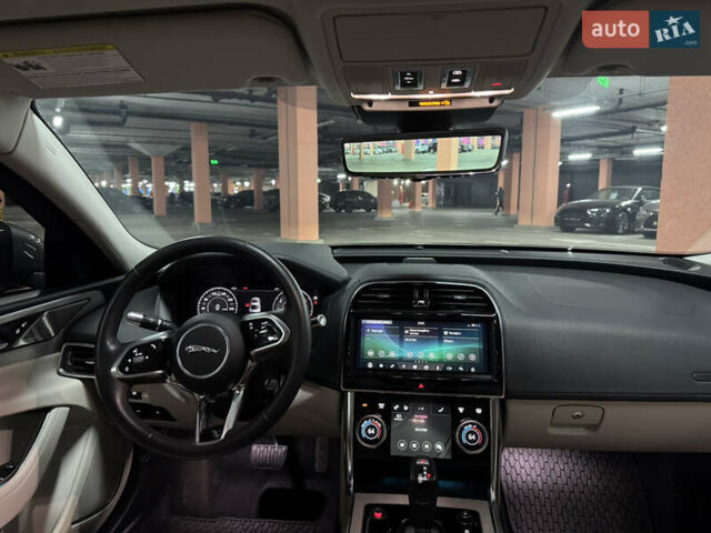 Серый Ягуар XE, объемом двигателя 2 л и пробегом 85 тыс. км за 21300 $, фото 13 на Automoto.ua