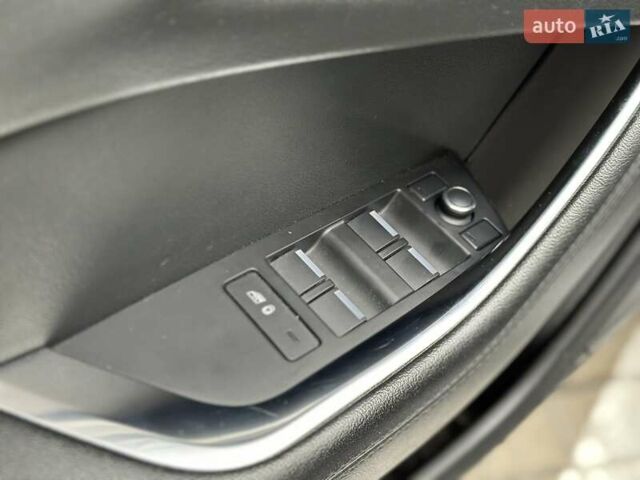 Серый Ягуар XE, объемом двигателя 2 л и пробегом 95 тыс. км за 21500 $, фото 19 на Automoto.ua