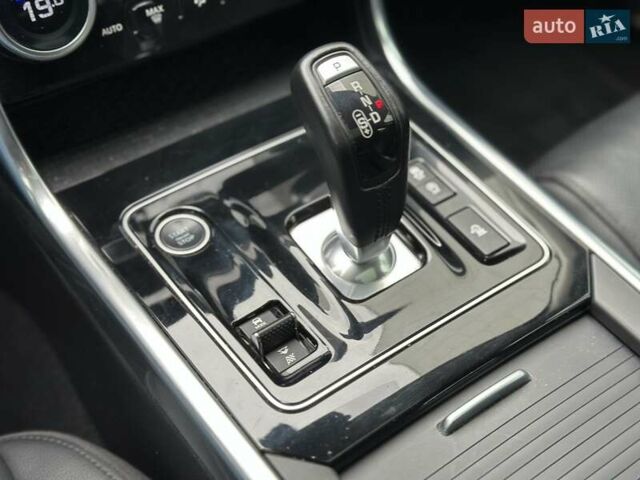 Серый Ягуар XE, объемом двигателя 2 л и пробегом 95 тыс. км за 21500 $, фото 33 на Automoto.ua