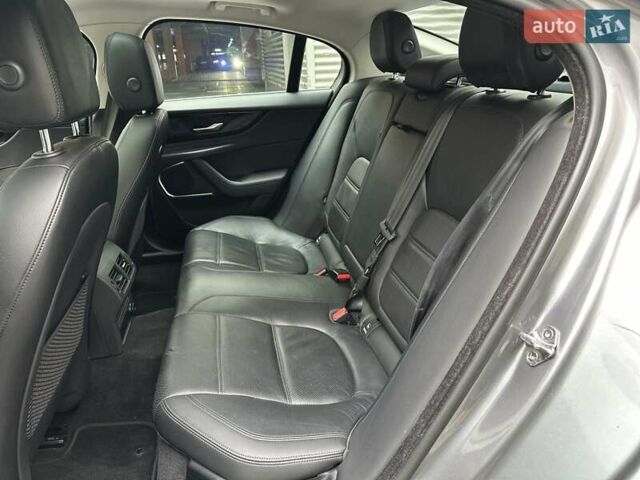 Серый Ягуар XE, объемом двигателя 2 л и пробегом 95 тыс. км за 21500 $, фото 37 на Automoto.ua