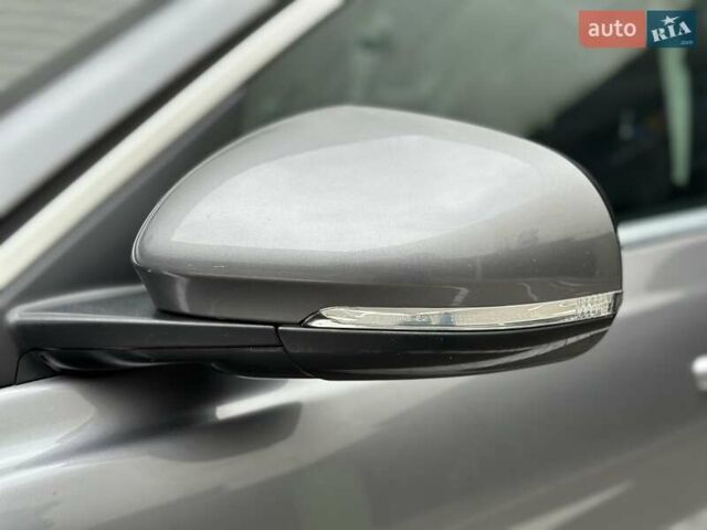 Серый Ягуар XE, объемом двигателя 2 л и пробегом 95 тыс. км за 21500 $, фото 5 на Automoto.ua