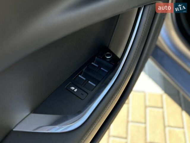 Серый Ягуар XE, объемом двигателя 2 л и пробегом 23 тыс. км за 28700 $, фото 18 на Automoto.ua