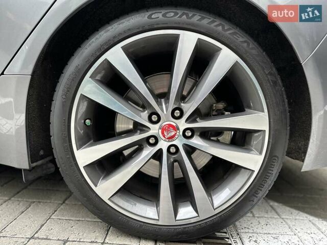 Серый Ягуар XE, объемом двигателя 2 л и пробегом 95 тыс. км за 21500 $, фото 8 на Automoto.ua