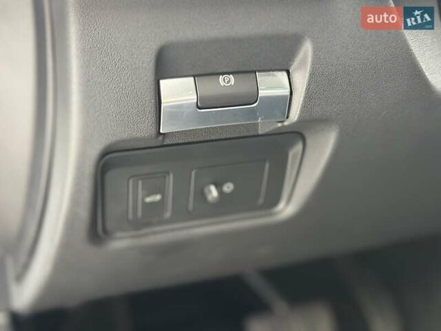 Серый Ягуар XE, объемом двигателя 2 л и пробегом 95 тыс. км за 21500 $, фото 23 на Automoto.ua