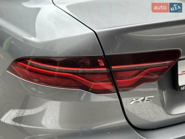 Серый Ягуар XE, объемом двигателя 2 л и пробегом 95 тыс. км за 21500 $, фото 10 на Automoto.ua