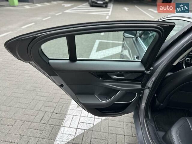 Серый Ягуар XE, объемом двигателя 2 л и пробегом 95 тыс. км за 21500 $, фото 36 на Automoto.ua