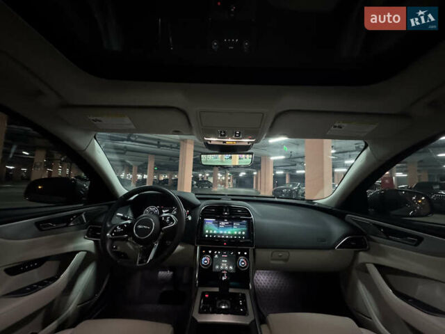 Серый Ягуар XE, объемом двигателя 2 л и пробегом 85 тыс. км за 21300 $, фото 12 на Automoto.ua