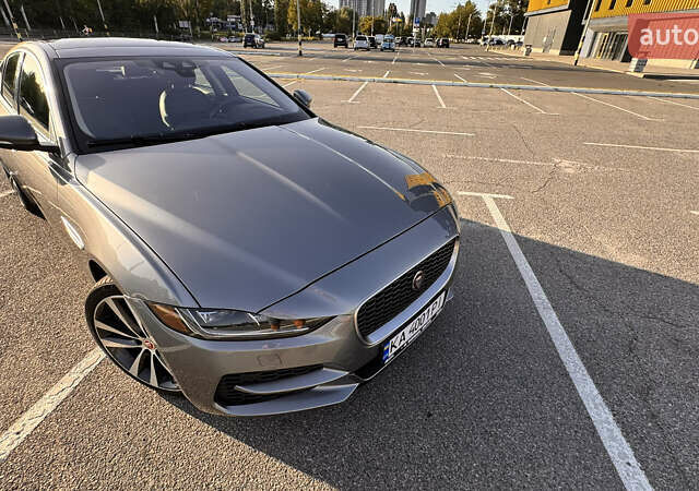 Серый Ягуар XE, объемом двигателя 2 л и пробегом 93 тыс. км за 19999 $, фото 2 на Automoto.ua
