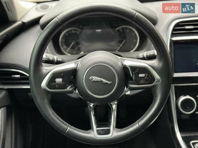 Серый Ягуар XE, объемом двигателя 2 л и пробегом 95 тыс. км за 21500 $, фото 25 на Automoto.ua