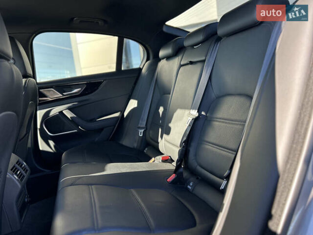 Серый Ягуар XE, объемом двигателя 2 л и пробегом 23 тыс. км за 28700 $, фото 16 на Automoto.ua