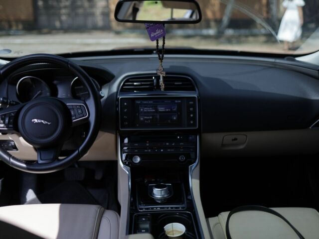 Синий Ягуар XE, объемом двигателя 2 л и пробегом 158 тыс. км за 17000 $, фото 10 на Automoto.ua