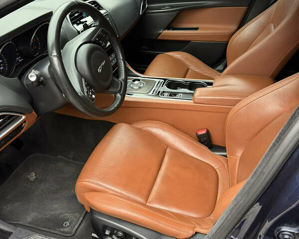 Синий Ягуар XE, объемом двигателя 2 л и пробегом 71 тыс. км за 18300 $, фото 9 на Automoto.ua