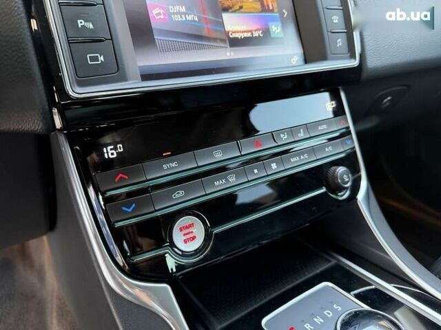 Синий Ягуар XE, объемом двигателя 2 л и пробегом 54 тыс. км за 14999 $, фото 23 на Automoto.ua