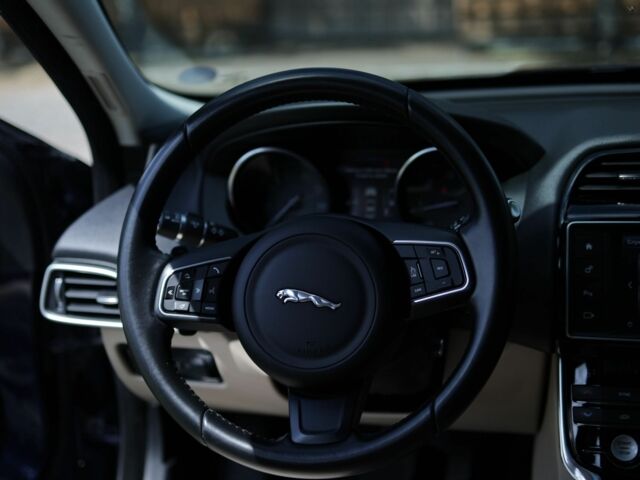 Синий Ягуар XE, объемом двигателя 2 л и пробегом 158 тыс. км за 17000 $, фото 9 на Automoto.ua