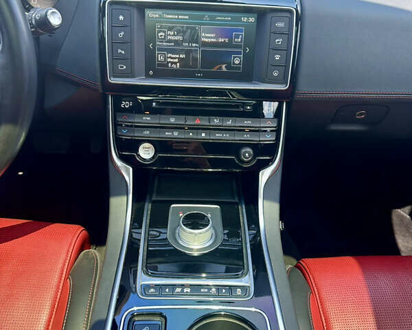 Синій Ягуар XE, об'ємом двигуна 2 л та пробігом 100 тис. км за 15200 $, фото 15 на Automoto.ua