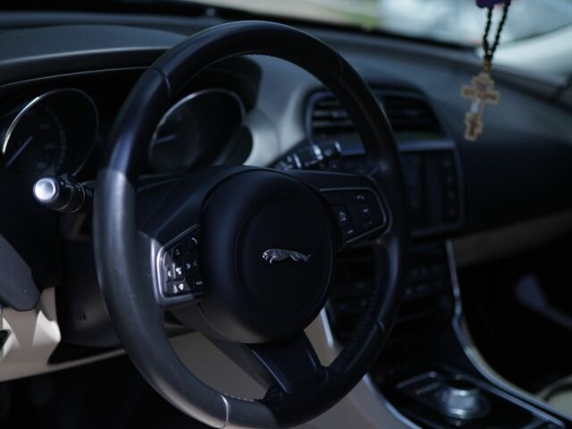 Синий Ягуар XE, объемом двигателя 2 л и пробегом 158 тыс. км за 17000 $, фото 3 на Automoto.ua