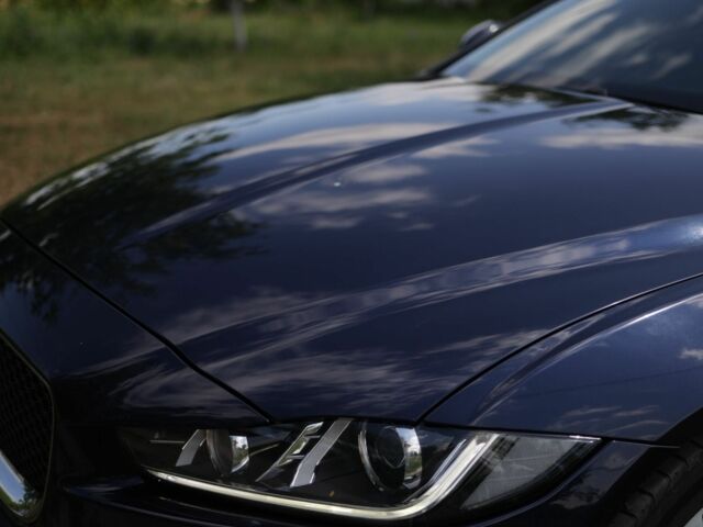 Синий Ягуар XE, объемом двигателя 2 л и пробегом 158 тыс. км за 17000 $, фото 2 на Automoto.ua