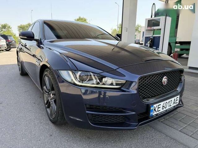 Синий Ягуар XE, объемом двигателя 2 л и пробегом 54 тыс. км за 14999 $, фото 2 на Automoto.ua