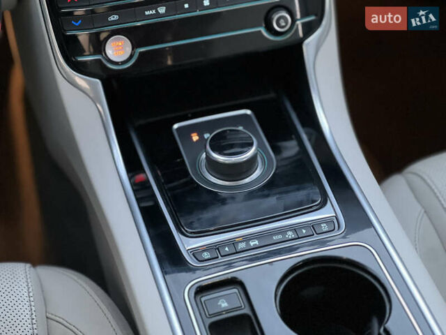 Синий Ягуар XE, объемом двигателя 3 л и пробегом 121 тыс. км за 14000 $, фото 19 на Automoto.ua