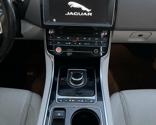 Синий Ягуар XE, объемом двигателя 3 л и пробегом 121 тыс. км за 14000 $, фото 17 на Automoto.ua