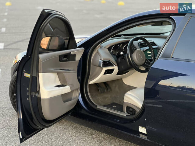 Синій Ягуар XE, об'ємом двигуна 3 л та пробігом 121 тис. км за 14000 $, фото 9 на Automoto.ua