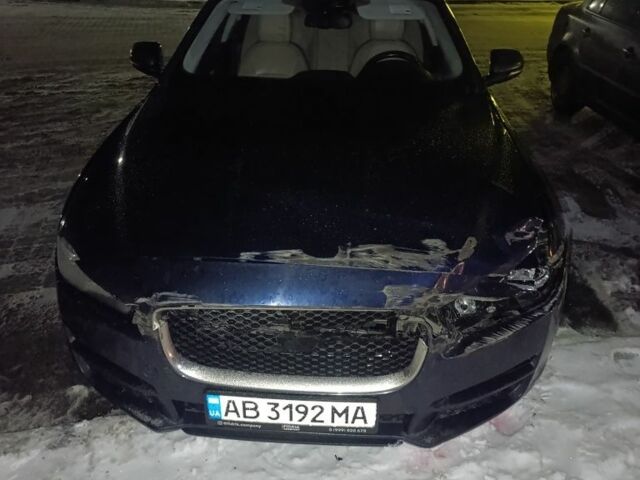 Синий Ягуар XE, объемом двигателя 2 л и пробегом 130 тыс. км за 8954 $, фото 2 на Automoto.ua