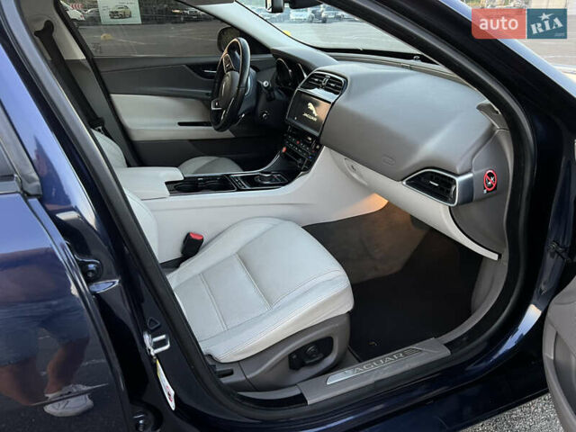 Синий Ягуар XE, объемом двигателя 3 л и пробегом 119 тыс. км за 15900 $, фото 13 на Automoto.ua