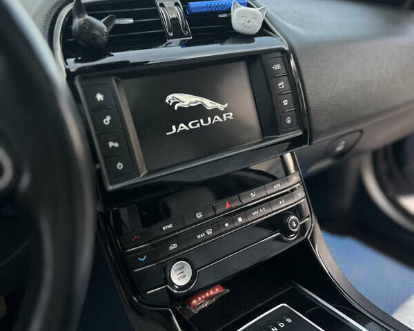 Синий Ягуар XE, объемом двигателя 2 л и пробегом 267 тыс. км за 14700 $, фото 12 на Automoto.ua