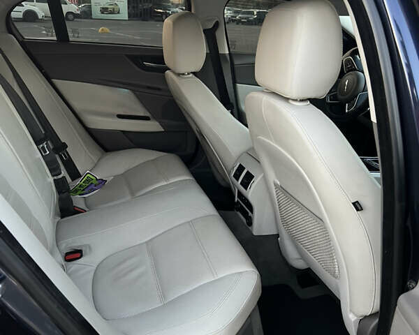 Синий Ягуар XE, объемом двигателя 3 л и пробегом 121 тыс. км за 14000 $, фото 13 на Automoto.ua