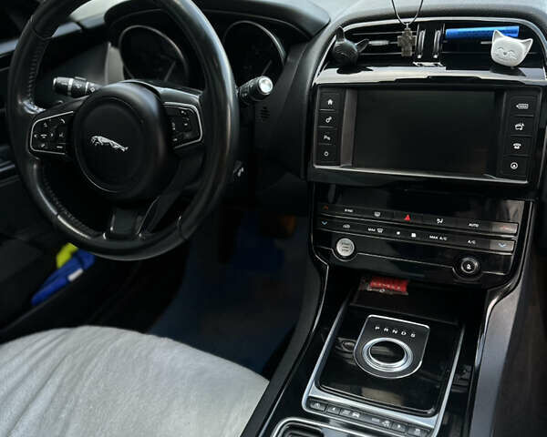 Синий Ягуар XE, объемом двигателя 2 л и пробегом 267 тыс. км за 14700 $, фото 14 на Automoto.ua