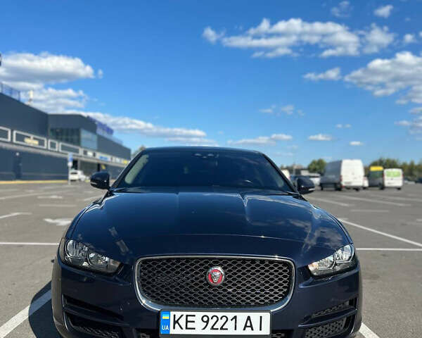 Синій Ягуар XE, об'ємом двигуна 2 л та пробігом 74 тис. км за 15900 $, фото 1 на Automoto.ua