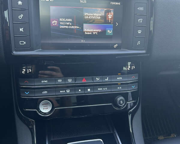 Синій Ягуар XE, об'ємом двигуна 2 л та пробігом 74 тис. км за 14800 $, фото 26 на Automoto.ua