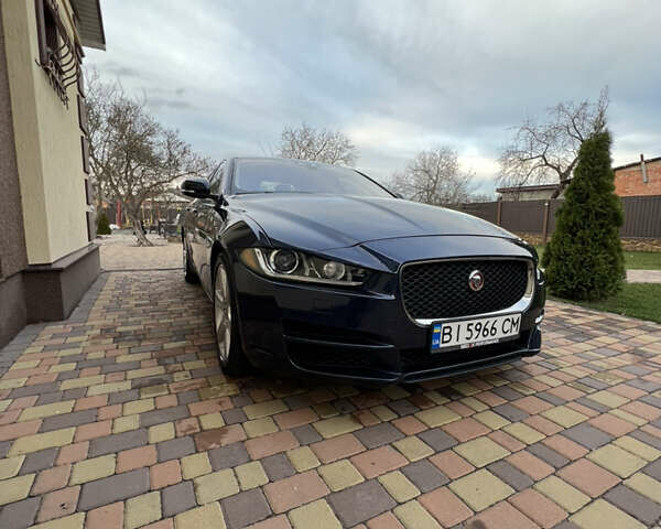 Синий Ягуар XE, объемом двигателя 2 л и пробегом 67 тыс. км за 18500 $, фото 1 на Automoto.ua