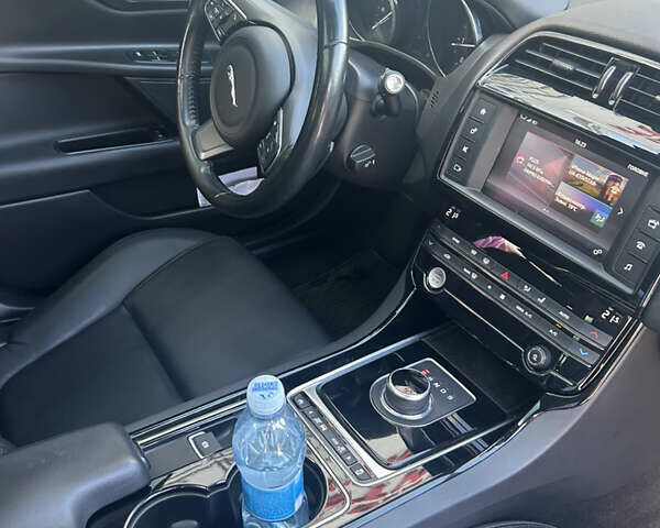 Синій Ягуар XE, об'ємом двигуна 2 л та пробігом 74 тис. км за 14800 $, фото 32 на Automoto.ua