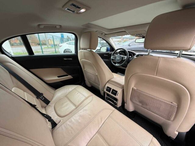 Синий Ягуар XE, объемом двигателя 2 л и пробегом 174 тыс. км за 9600 $, фото 5 на Automoto.ua