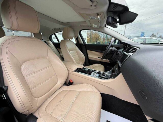 Синий Ягуар XE, объемом двигателя 2 л и пробегом 174 тыс. км за 9600 $, фото 7 на Automoto.ua