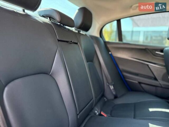 Синий Ягуар XE, объемом двигателя 2 л и пробегом 137 тыс. км за 14900 $, фото 23 на Automoto.ua