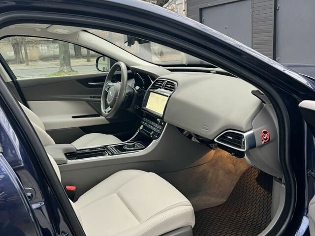 Синий Ягуар XE, объемом двигателя 2 л и пробегом 76 тыс. км за 16500 $, фото 3 на Automoto.ua