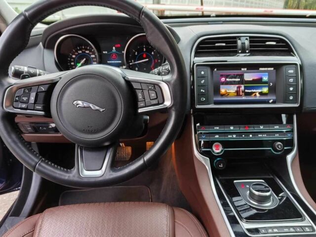 Синій Ягуар XE, об'ємом двигуна 2 л та пробігом 80 тис. км за 16600 $, фото 5 на Automoto.ua